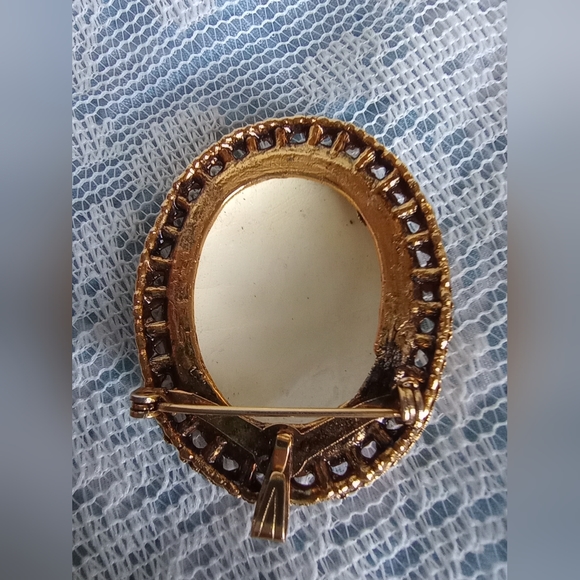 Vintage Eggshell Yellow Floral Gold Tone Pendant/Brooch - Picture 4 of 5